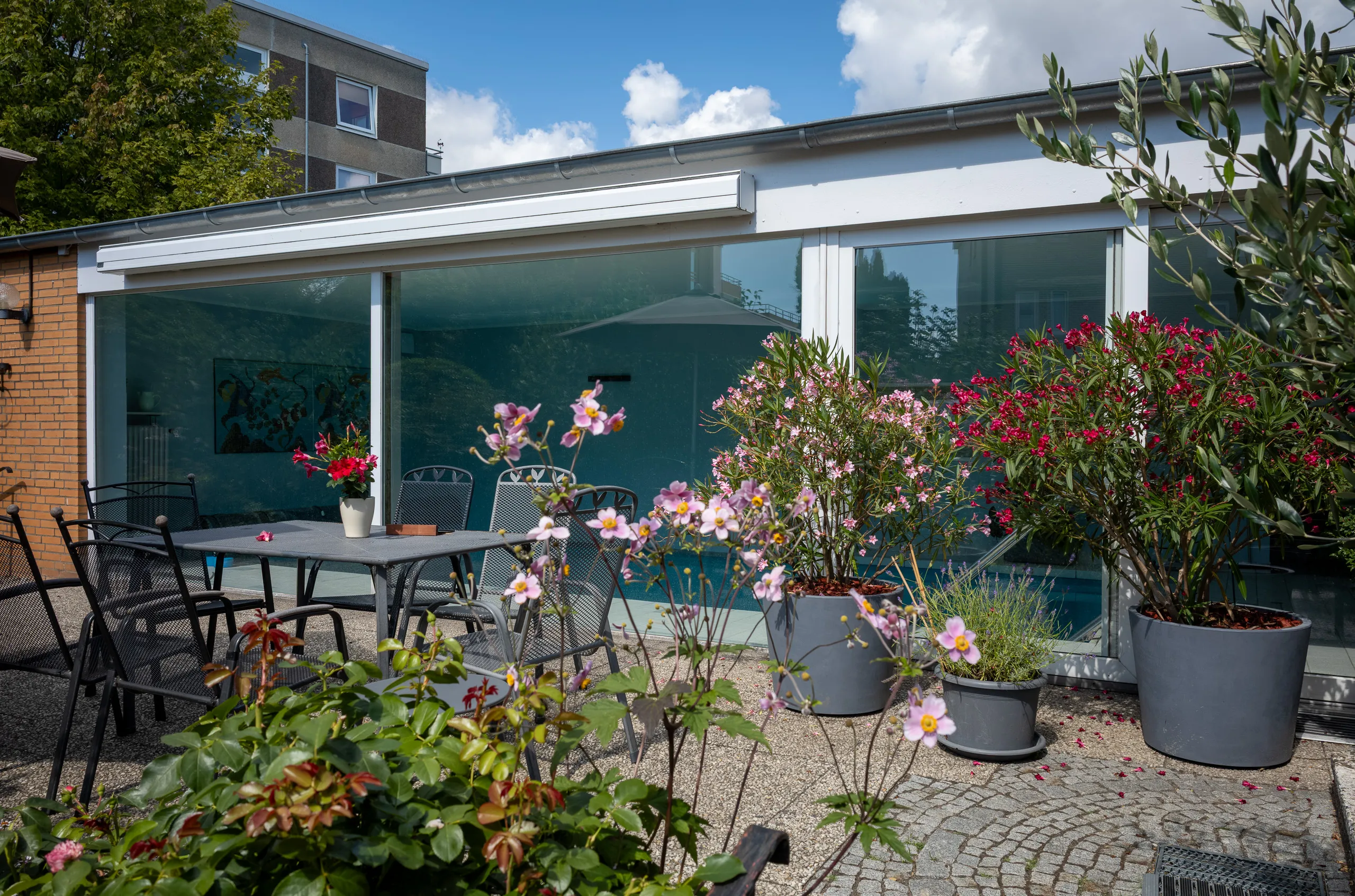 Terrasse mit Poolblick