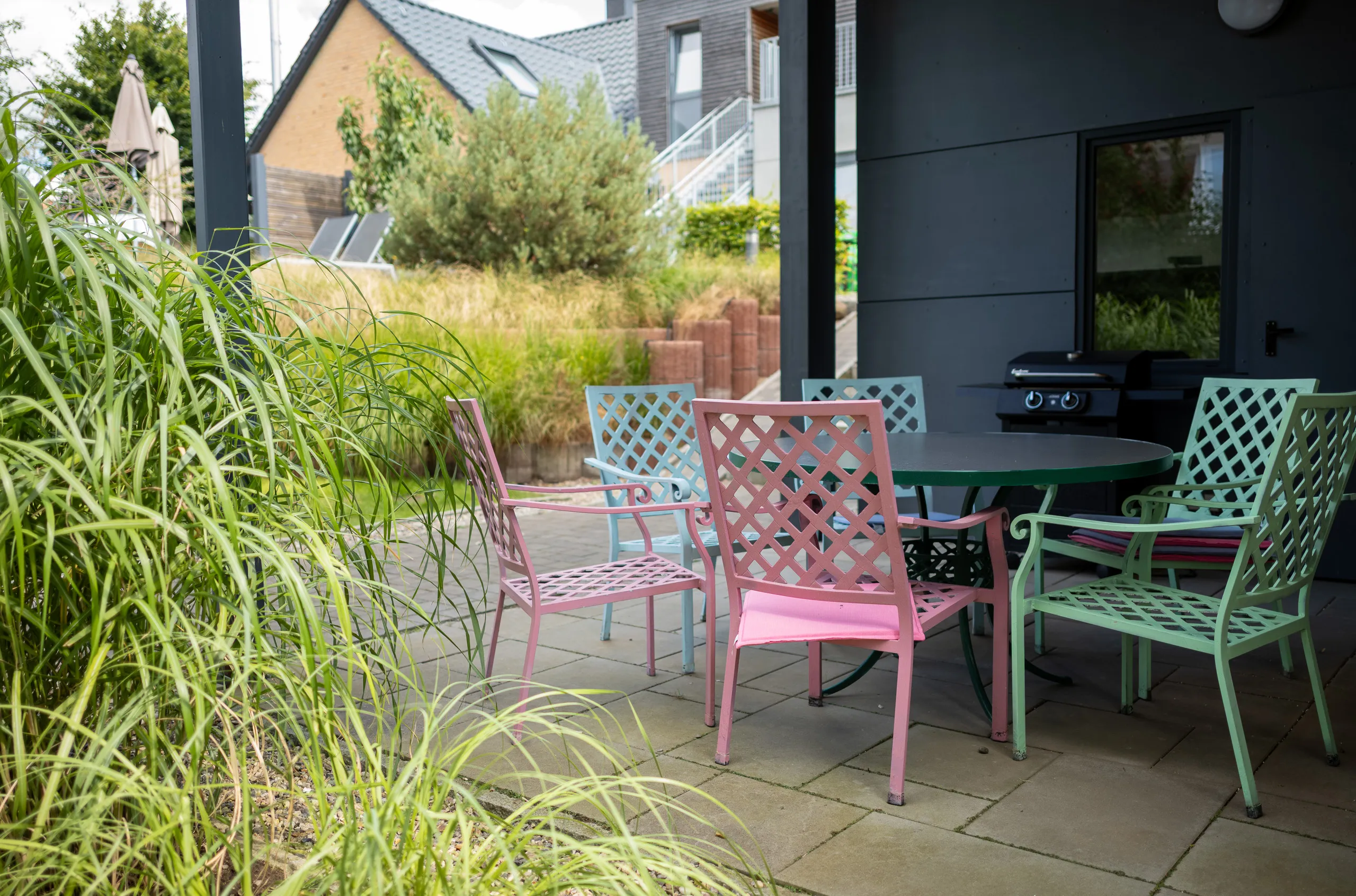 Terrasse mit Sitzgruppe und Grill